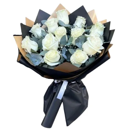 Ramo de 12 rosas blancas importadas black